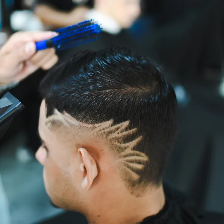Corte masculino com desenho lateral realizado pela Overlord