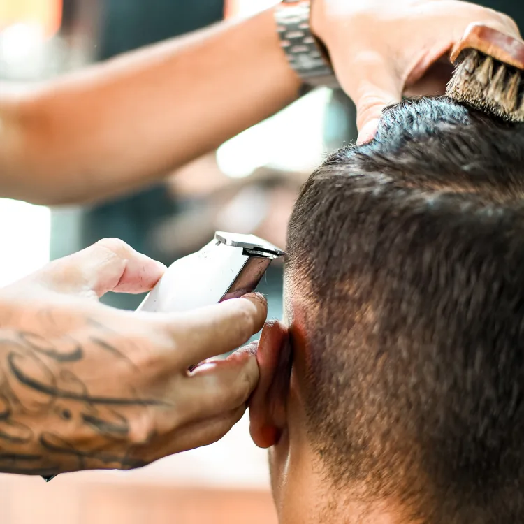 Atendimento de corte masculino com máquina na Overlord